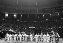 1977年中国人民対外友好協会の招きで、眞山美保団長以下50名が友好訪中公演写真